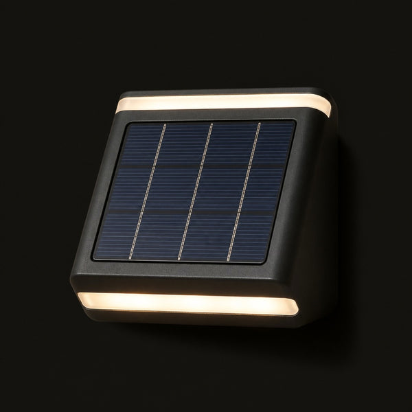 Primer plano del panel solar en la cara superior del aplique