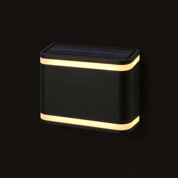 Aplique solar de pared negro con sus franjas de luz cálida encendidas