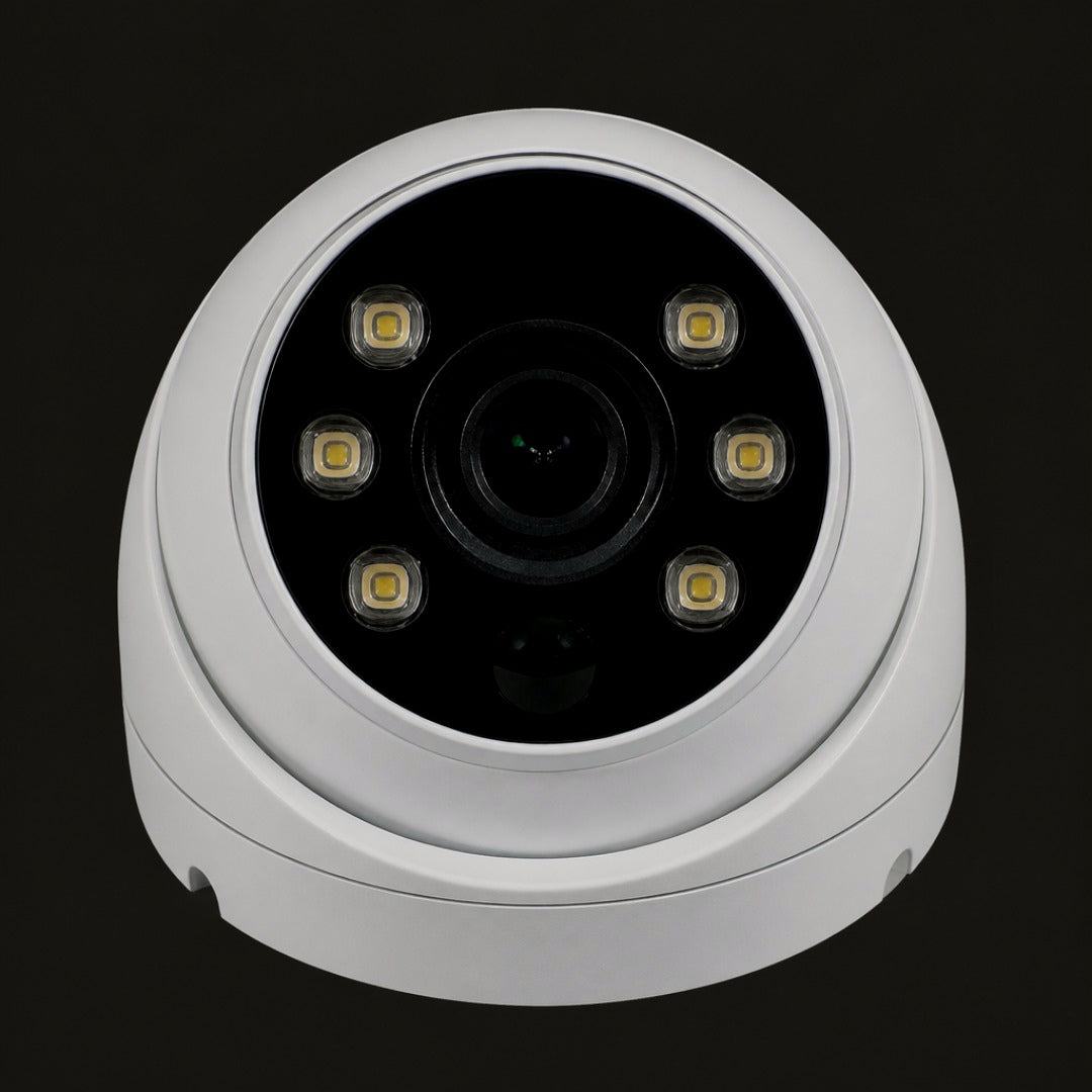 Primer plano del frente: lente central, seis focos y sensor de movimiento
