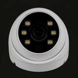 Primer plano del frente: lente central, seis focos y sensor de movimiento
