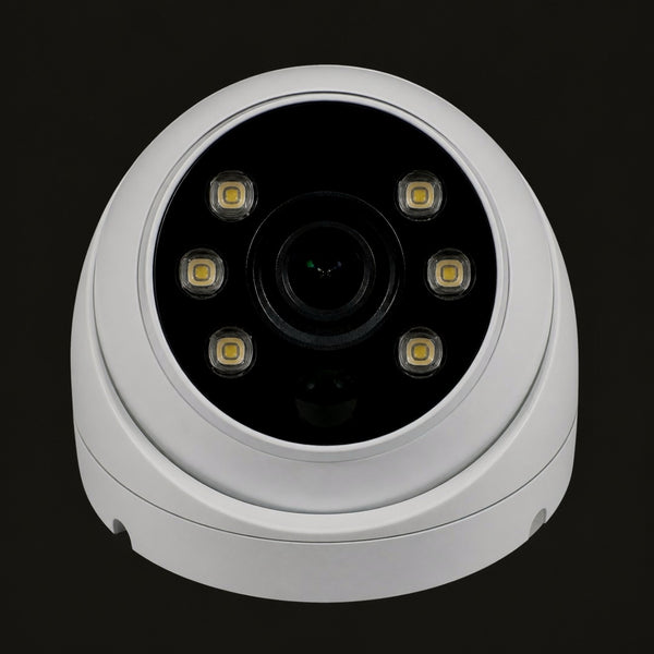 Primer plano del frente: lente central, seis focos y sensor de movimiento