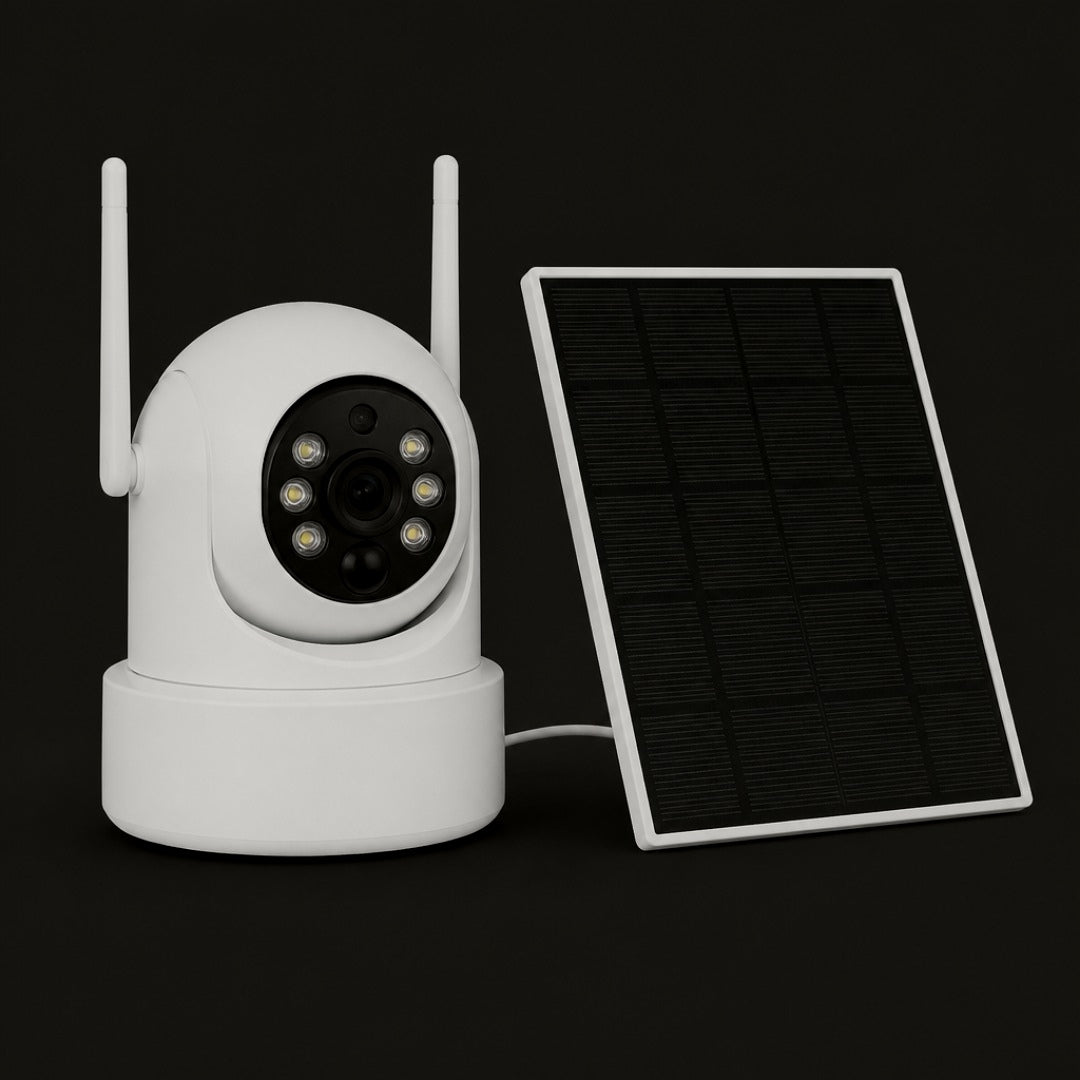 Cámara de seguridad solar blanca con dos antenas junto a su panel solar independiente