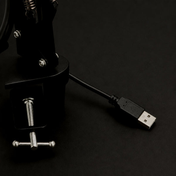 El cable USB que la alimenta