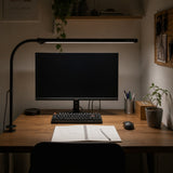 El escritorio de noche con la barra encendida sobre el monitor