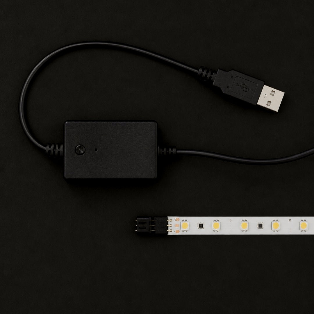 El cable USB que la alimenta desde el mismo televisor