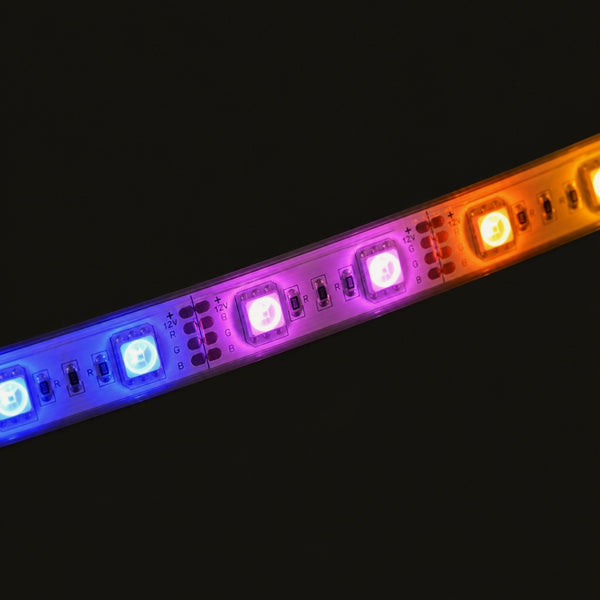 Primer plano de la tira encendida mostrando varios colores a la vez